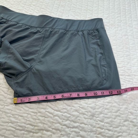 Athleta Go To Distance Shorts Grey Elastic Waist Zip Back Pocket Stretch - Picture 6 of 14